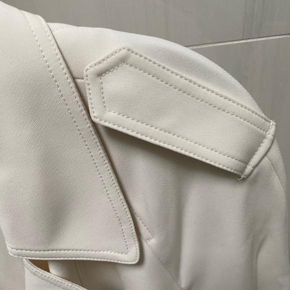 NWT soft white Theory belted “perfect raglan trench” coat - Picture 8 of 16